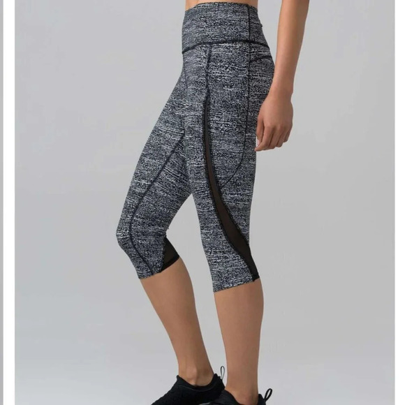 Lululemon Pace Perfect Crop (17") mid Rise Air Time  White Black Size 4 - Picture 2 of 16